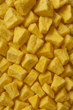 Gefriergetrocknete Bio-Ananas Stücke in Nahaufnahme – 100 % Frucht, intensiv süß, knusprig und ohne Zuckerzusatz, ideal für Snacks, Müsli und Backen