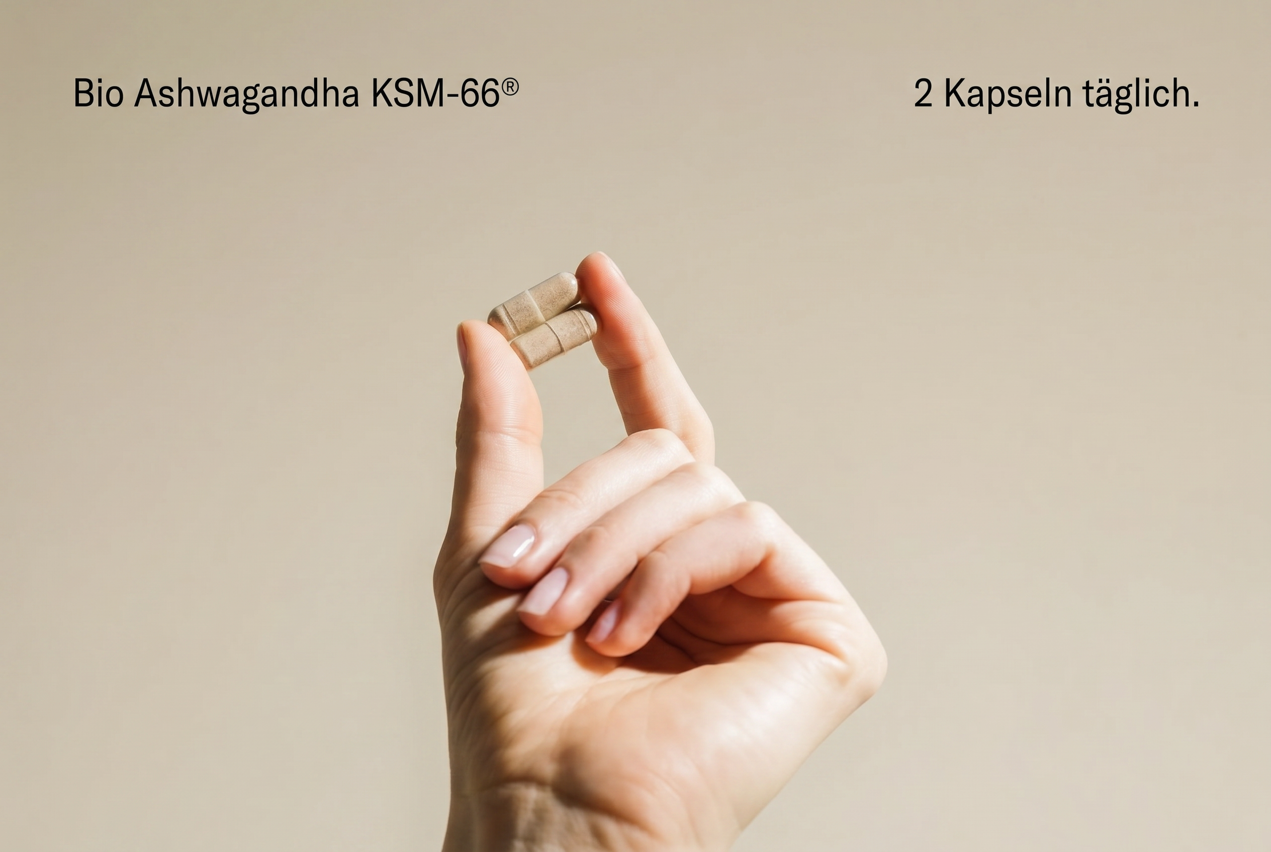 Hand hält zwei vegane Bio Ashwagandha Kapseln für die tägliche Einnahme