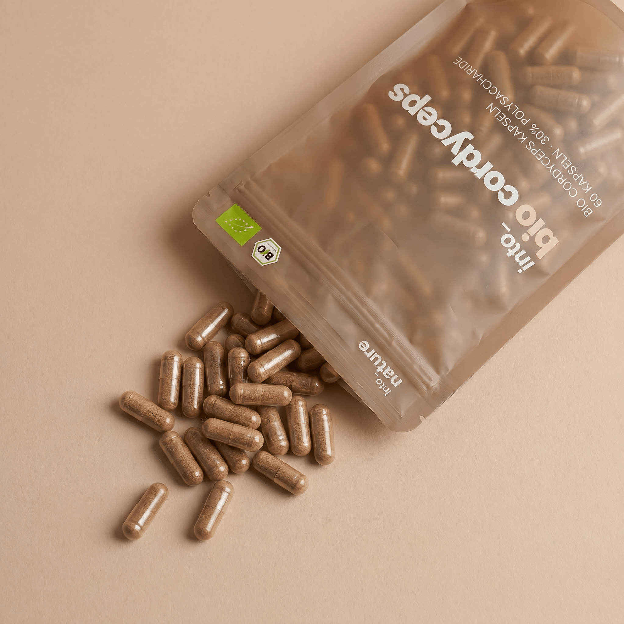 Geöffnete Packung Bio-Cordyceps-Extrakt mit ausgelegten Kapseln