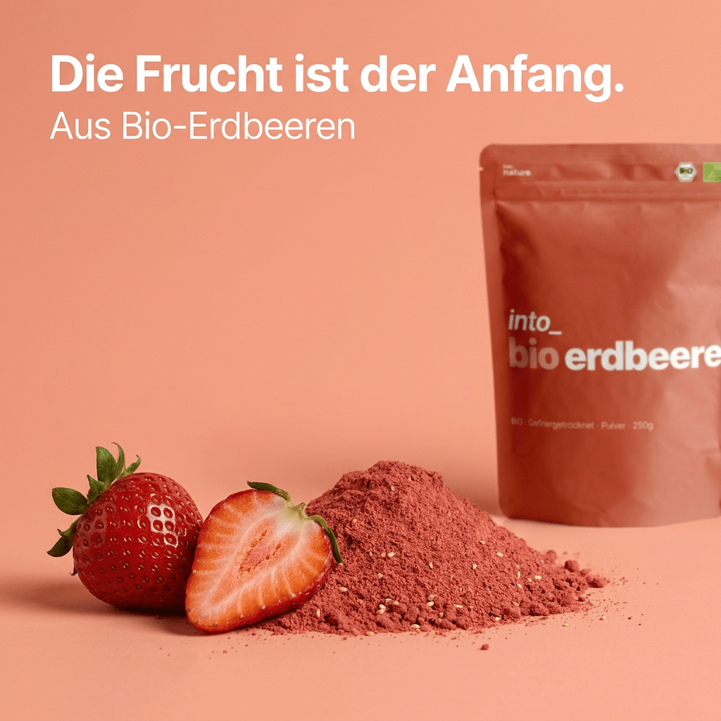 Fein gemahlenes Bio-Erdbeerpulver - 100% Frucht pur auf einem Dosierlöffel