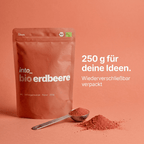 Schonend verarbeitetes Bio-Erdbeerpulver auf einem Löffel portioniert