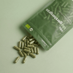 Geöffnete Verpackung mit herausfallenden Bio Gerstengras Kapseln