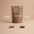 Zwei Hericium-Kapseln mit Einnahmehinweis morgens und abends je eine Kapsel
