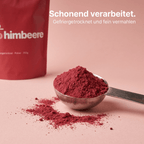 Schonend verarbeitetes Bio-Himbeerpulver auf einem Löffel portioniert
