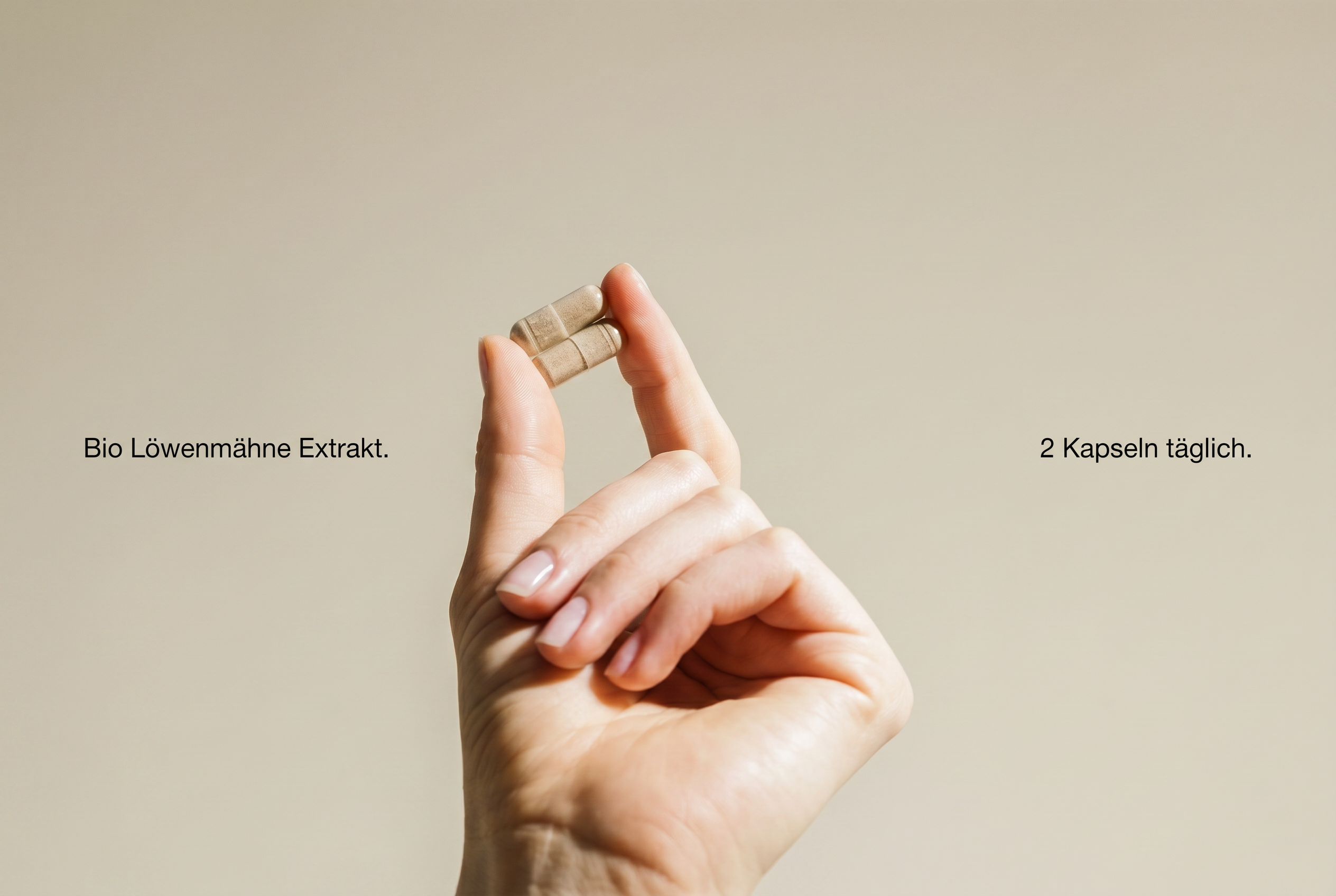Vegane Bio Löwenmähne Kapseln in der Hand für die tägliche Einnahme
