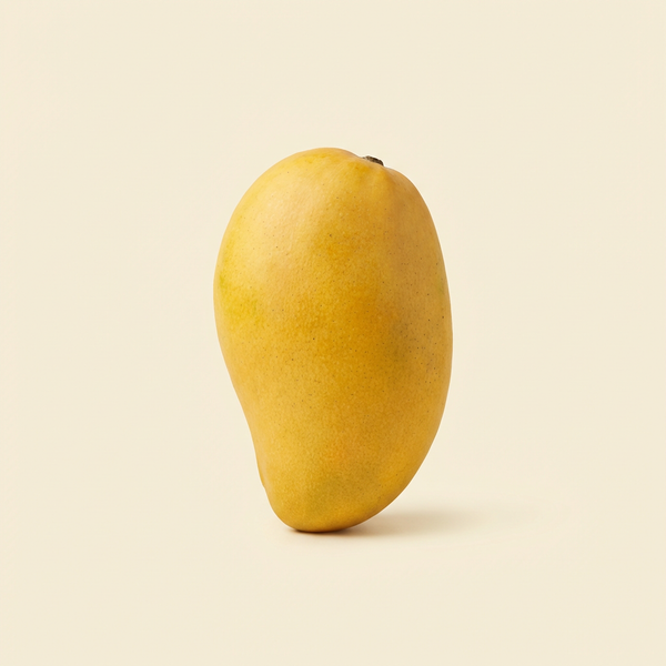 Frische, gesäuberte Bio-Mango vor der Verarbeitung