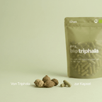 Die echten drei Triphala Früchte neben den veganen Kapseln