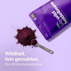Fein gemahlenes Bio-Wildheidelbeerpulver - 100% Frucht pur auf einem Dosierlöffel