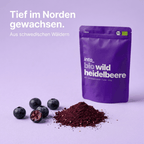 Bio-Wildheidelbeerpulver aus Schweden neben frischen, wild gesammelten Heidelbeeren