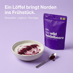 Bio-Wildheidelbeerpulver als fruchtige, natürliche Zutat in einer Joghurt Bowl