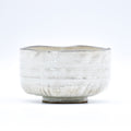 Handgefertigte Matcha-Bowl aus hochwertiger Keramik für die traditionelle Zubereitung von Matcha-Tee. Elegantes Design mit breiter Öffnung, ideal für das Aufschlagen von Matcha mit dem Bambusbesen (Chasen). Perfekt für authentische Teezeremonien und den täglichen Genuss. Langlebig, ästhetisch und vielseitig einsetzbar – die ideale Matcha-Schale für echte Matcha-Liebhaber
